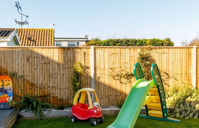 4BR Beach House Sleeps 10 - 5 Mins Walk to the Sea - Foto 39