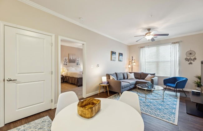 Stylish 1 BR Apartment w Movie Theater - Photo 2