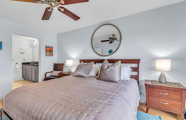 Updated Unit With Beautiful Florida Bay Sunsets 1 Bedroom Condo by RedAwning - Photo 4