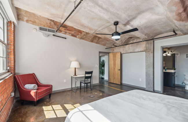 Luxury Historic Loft with Gym - Photo 40