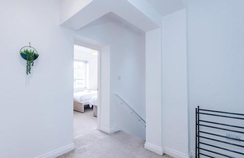 Modern 3 Bedroom House Perfect for Short and Long Stays - Foto 8