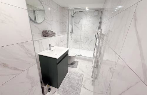 Spacious Modern 1 Bed Apartments in St Neots - Perfect for Contractors & Professionals - Free Parking - WiFi - Fully Equipped Kitchen - Smart TV Ideal for Work Stays and Long Projects - Foto 54