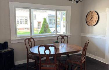 Downtown Whitestown with King Suite and Pool - Foto 3