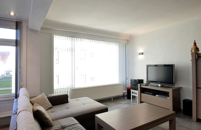 Sunny Escape by the Shore - Photo 7