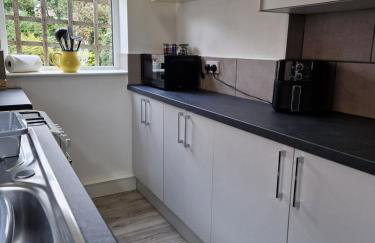 Stylish 4BR House, Sleeps 7, High-Speed Wi-Fi, Long Stay Friendly - Foto 42