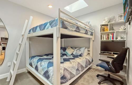 Luxurious Penthouse, King beds. Dog & ADA Friendly - Photo 15