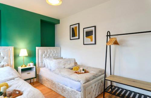 A Luxurious Home with Hot Tub and Man Cave! 9ppl - Foto 20