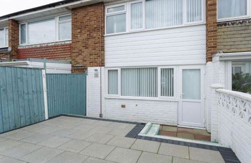 Castle View - 2 Bed Stylish Coastal Port Solent Retreat with Views! Parking, Sleeps 6 - LONG TERM STAY WINTER SPECIAL OFFER- By Blue Puffin Stays - Photo 38