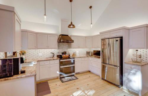 Steps to Lake Lanier Wooded Escape with Boat Dock - Foto 11