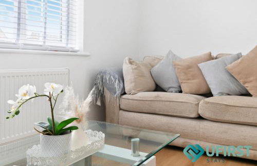 Delightful 3BR Home - Hot Tub - Near Castle, QMC - City Centre & Trent Bridge - Free WiFi & Parking - Sleeps 6 - Foto 44