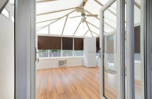 Comfy stays, Rotherham for contractors & Families, spacious, conservatory, free parking, wifi, 3BDR - Foto 9