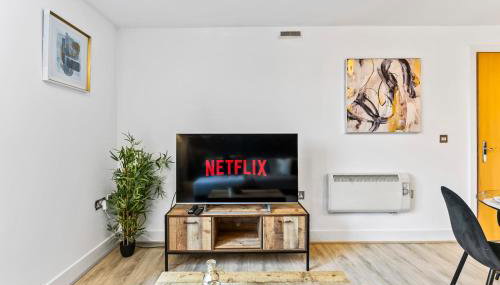 30 percent off! Stylish 2 Bed 2 Bath Abode with Parking - Foto 5