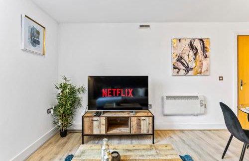 30 percent off! Stylish 2 Bed 2 Bath Abode with Parking - Foto 5