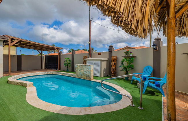 Urban 5BR Private Pool Getaway 10 Min- Bch - Foto 1