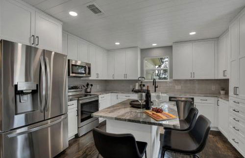 Upscale Home With Pool and Firepit - Close to Mercer St! - Foto 38