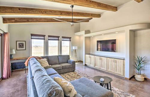 Pastoral Elgin Escape with Covered Patio and Grill! - Foto 2