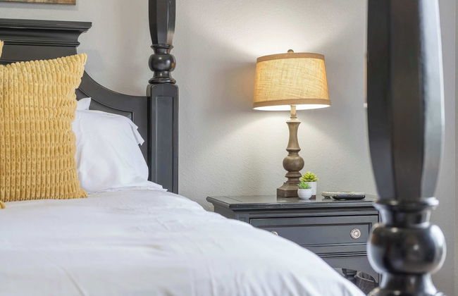 The Greenview Manor - Lake Views - Photo 4