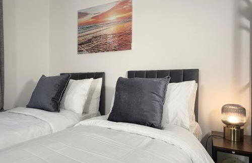 'The Elegant Comfort' - A Stunning Luxury 2-Bed Flat with Private Garden & Patio - Free Parking - Photo 44