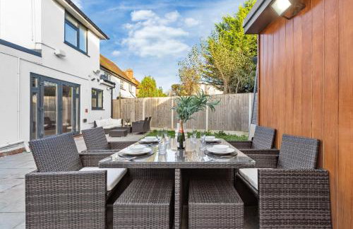 AC & Private Drive Stylish 4BR 5 Beds 8 Guests Wifi And Parking - Photo 57