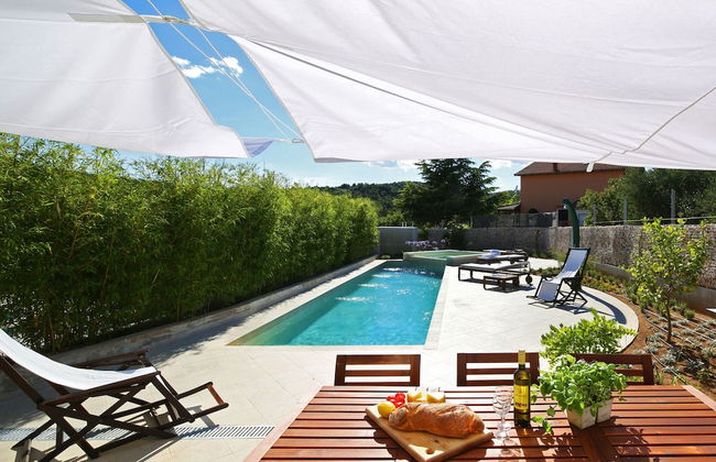 Deluxe Villa in Šibenik near Lake - Photo 22