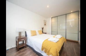 Spacious Chessington home with parking & garden - Photo 20