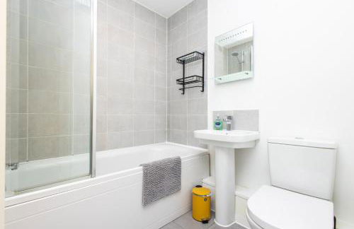 Carnforth 91 by Alt-Stay - 2 Bed En Suite Home - Parking, WiFi & King Bed - Contractors & Relocations - Weekly & Monthly Rates - Foto 8