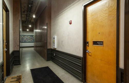 Historic Downtown Loft with Modern Flare - Foto 45