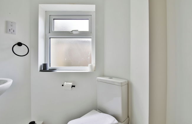 Stunning Studio In Converted Building - Photo 21