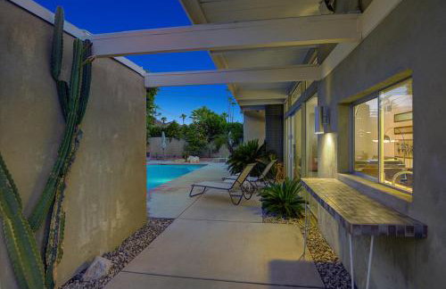 Retro Rendezvous Pool and Spa MidCentury Modern Home - Foto 23