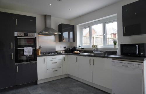 Rare find - new build 3 bedroom house near Cheshire Oaks - Photo 8