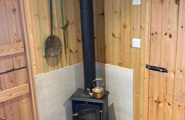 The Shepherd's Hut with cozy logburner - Foto 47