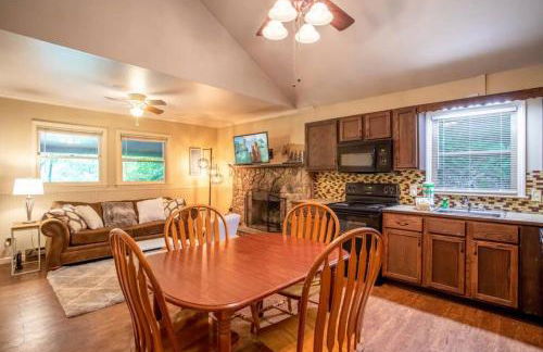 Rustic Mountain Cabin on River with Fireplace - Foto 5