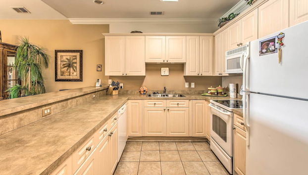 Resort Condo w/ Pool Access < 2 Mi to Beach & Golf - Foto 2, Interior