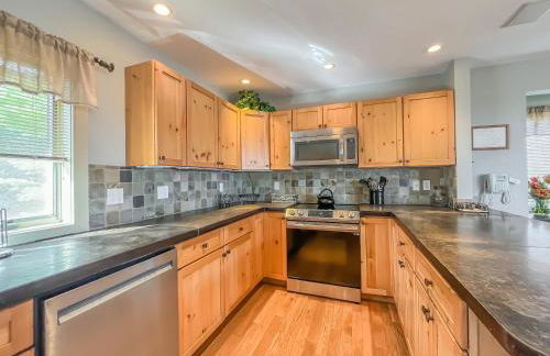 Luxury Stunning Mountaintop Home with Hot Tub and Lake Views - Foto 10