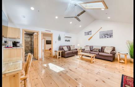 #2 Cottage Like Suite With Private Hot Tub - Photo 4