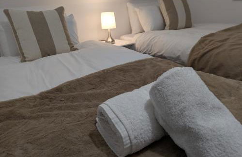 Large 4 Bed Hse, Sleeps 7, 3 BTH, Drive PRKG-4 Cars, M4-A329, Shinfield Studios, 10mins, Reading, Ascot & Legoland 20mins, Film Crew, Contractor & Family Friendly - Foto 14