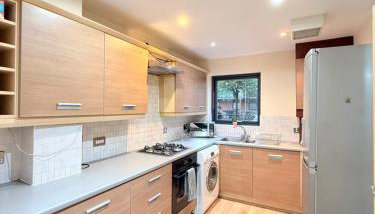 Modern 3-Bed Townhouse & Balcony - Foto 4