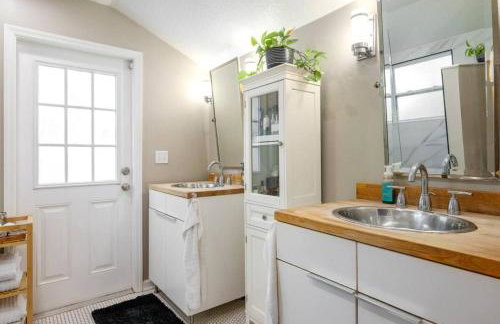 Massive 3 bedroom with large backyard - Foto 33