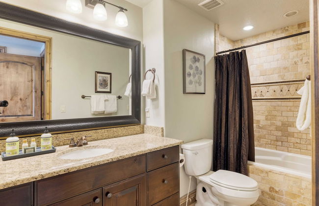 Blue Skies Lakeside Family-friendly Getaway w/ Hot Tub & BBQ - Foto 14