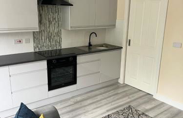 Penarth Station Renovated apartment - Photo 12