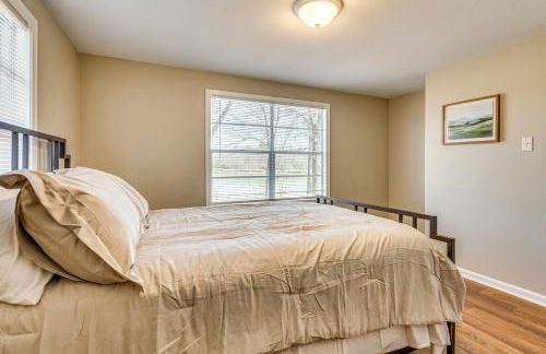 Lakefront Home with Yard and Deck in North Little Rock - Foto 12