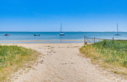 Distinctive Hamptons Home with Pool Near Bay, Ocean - Foto 33