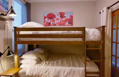 The Banksy-Free Parking -4 bedroom w King bed- Firepit Rooftop near United Center - Foto 27