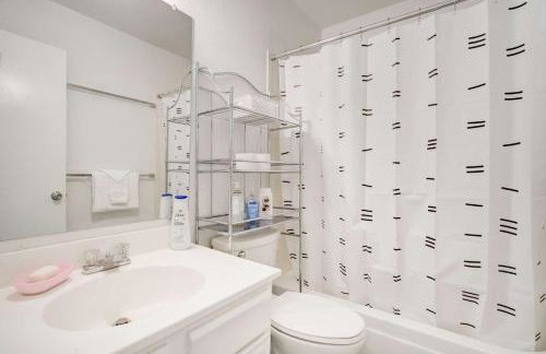 Central 3BR Home Near UCCS & Hospitals | MTR Ready - Foto 18