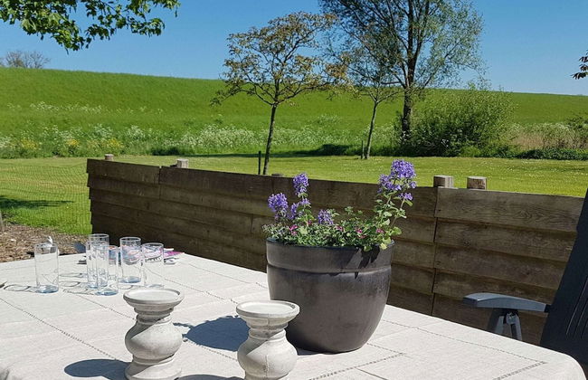 Peaceful Holiday Home With Garden - Photo 5