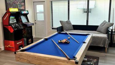 Modern Tropical Oasis with Arcade, HotTub & MiniGolf - Foto 5, Game Room