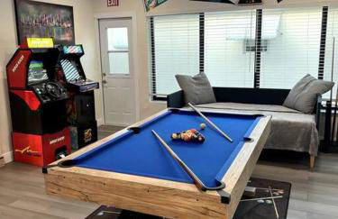 Modern Tropical Oasis with Arcade, HotTub & MiniGolf - Foto 5