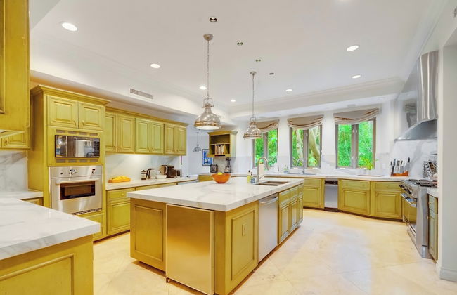 Carolwood - Modern Tuscan Villa With Rolling Lawns and Loggia in Holmby Hills - Photo 19