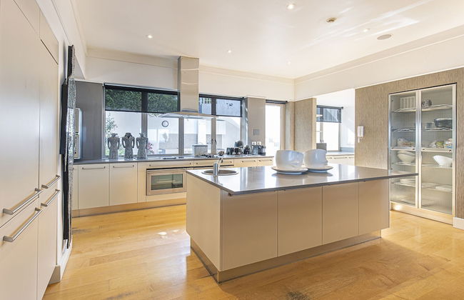 Clifton YOLO Spaces – Clifton Mansion Villa - Photo 57