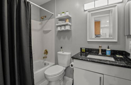 NEW King with Loft Beach Near Gulf - Foto 9